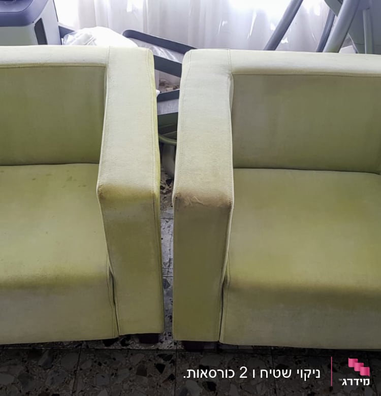 שני כורסאות ירוקות עם כתמים על הריפוד